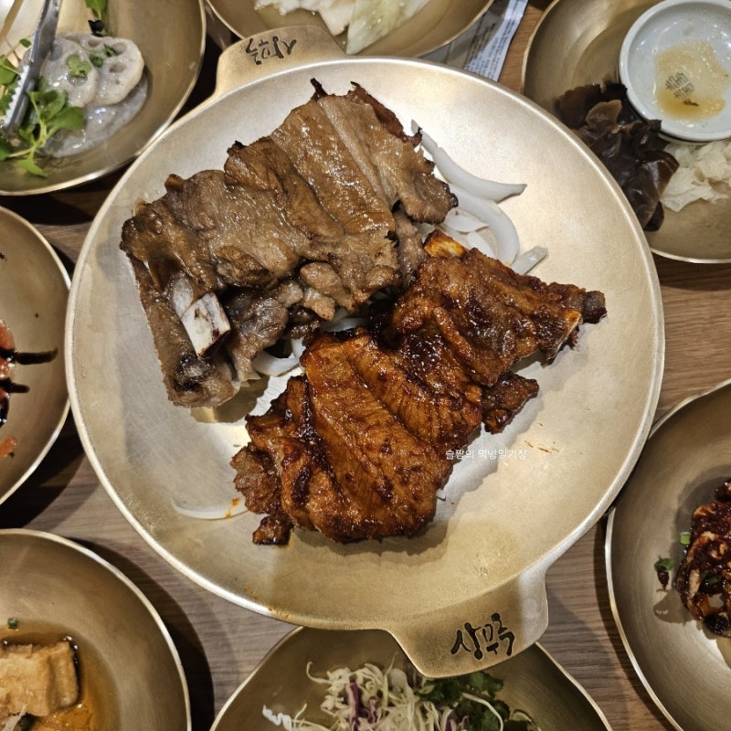 푸짐한 반찬 상무지구 돼지갈비 맛집 상무옥숯불갈비