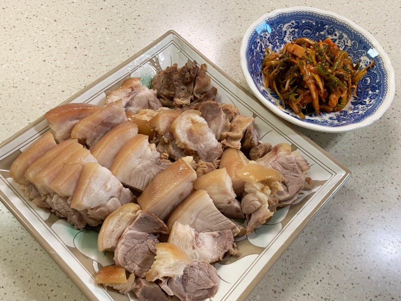 돼지고기사태요리 사태수육만들기 사태삶는방법 파채무말랭이김치무침만들기