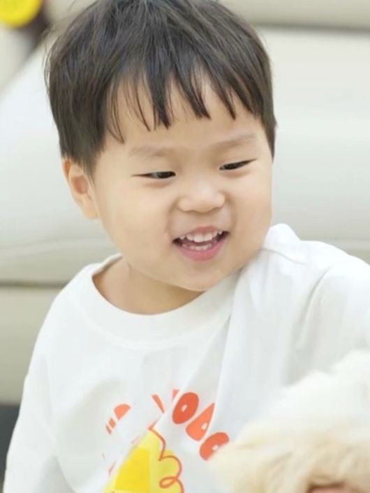 김준호 아들 정우, 강아지 여동생 라떼 생겼다,'오빠 따라와' 한마디가 먼저 읽혔다