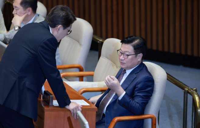배정 갈등 폭발…<b>권영진</b> 의원 <b>멱살잡이</b> 논란, 무슨 일이 있었나