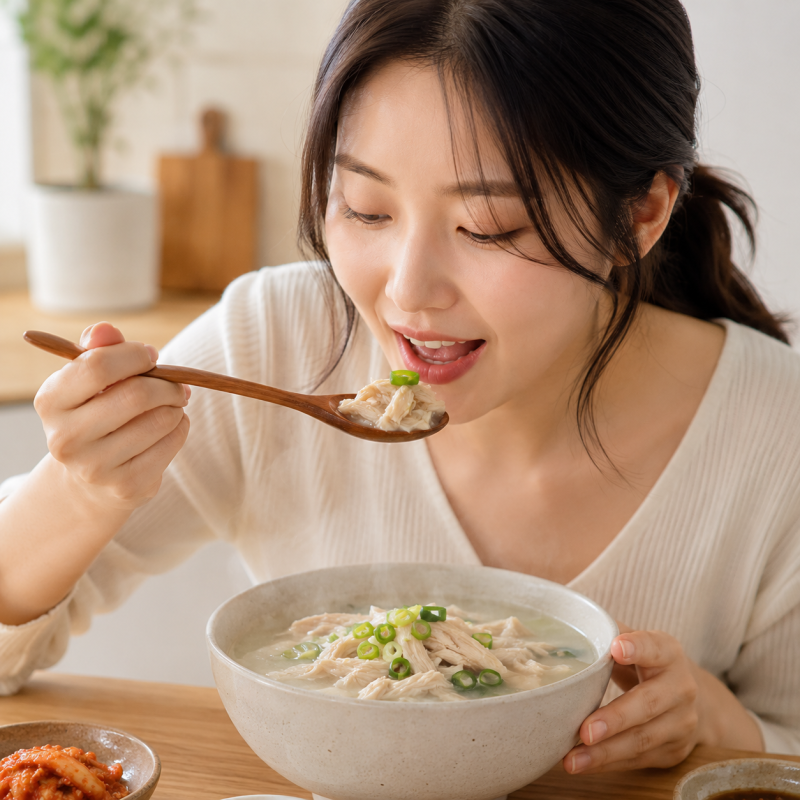 복날마다 한 시간씩 푹 고으셨나요? 닭가슴살로 10분 만에 끓이는 깊은 닭곰탕 비결