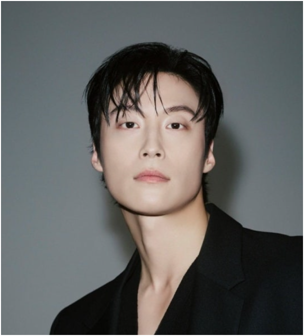 First Fan Meeting in 7 Years, All Seats Sold Out! Heo Nam-jun Proves His Stardom with Amazing Box Office Success