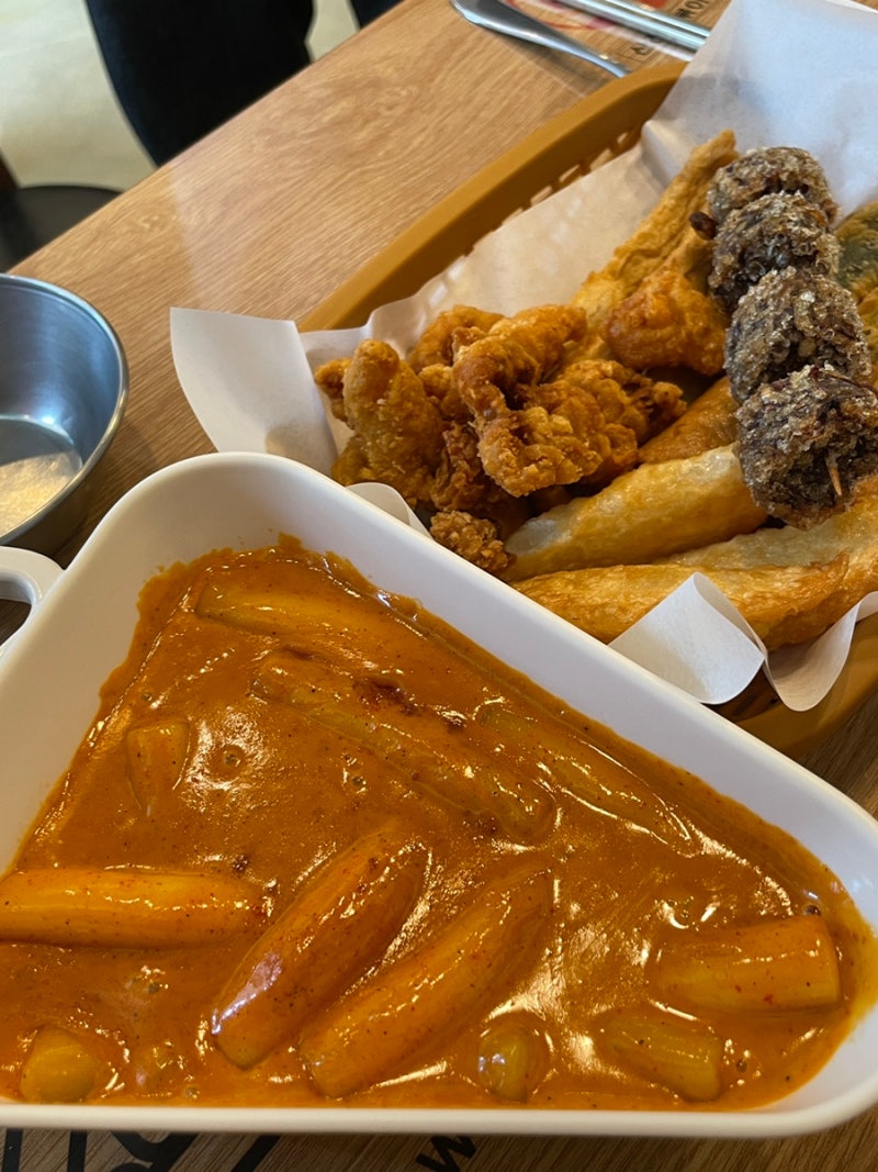 신전떡볶이 메뉴 로제떡볶이 중간맛 맵기 모듬튀김 닭껍질튀김 추천조합