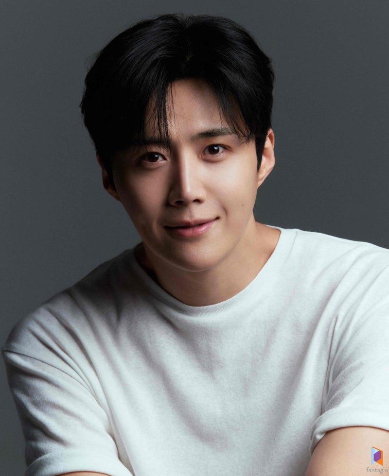 From 'Hometown Cha-Cha-Cha' Star to Crisis, Actor Kim Seon-ho is Back in the Spotlight