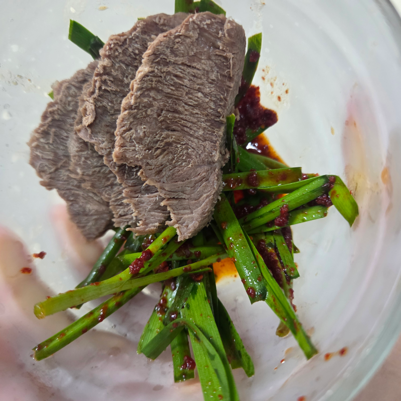 다이어터를 위한 소고기 사태수육 삶는 법｜1kg 50~60분, 킥은 새콤한 부추무침