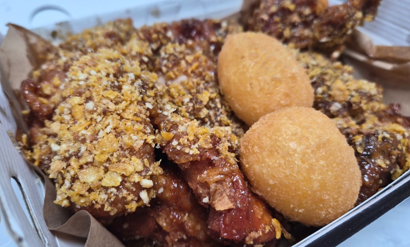 치킨 먹고 필릭스 굿즈까지, BBQ 신제품 '필크런치' 치킨 &럭키드로우 리뷰