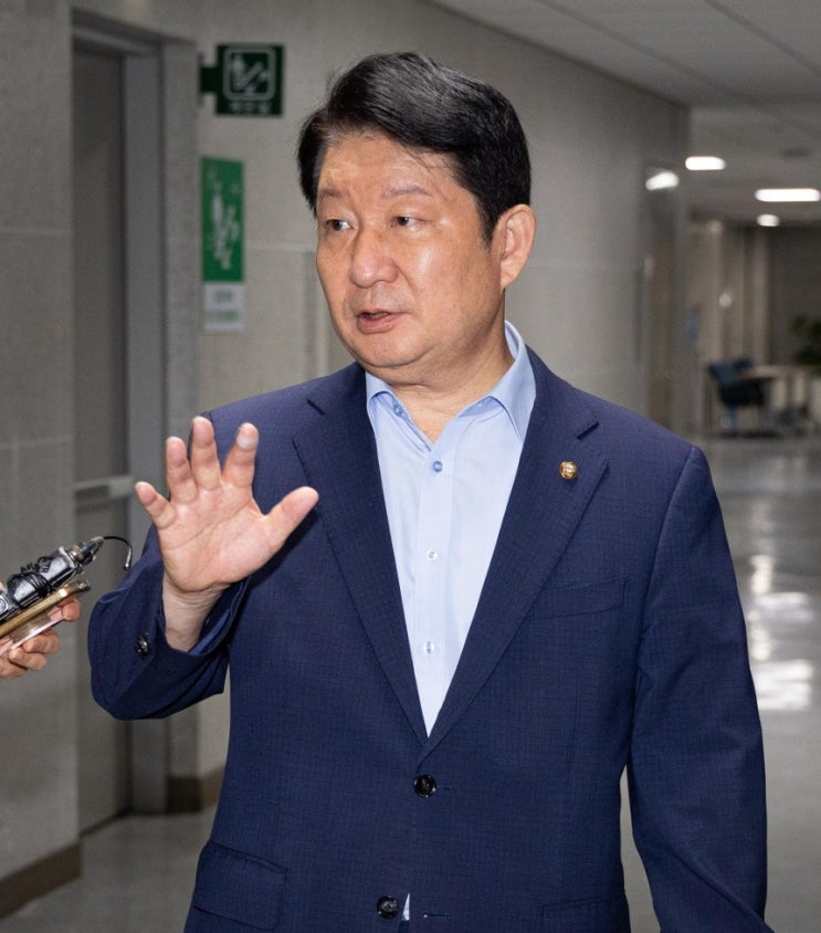 국민의힘 멱살·18원 송금 논란｜<b>정점식</b> 원내대표 수난에 당내... 