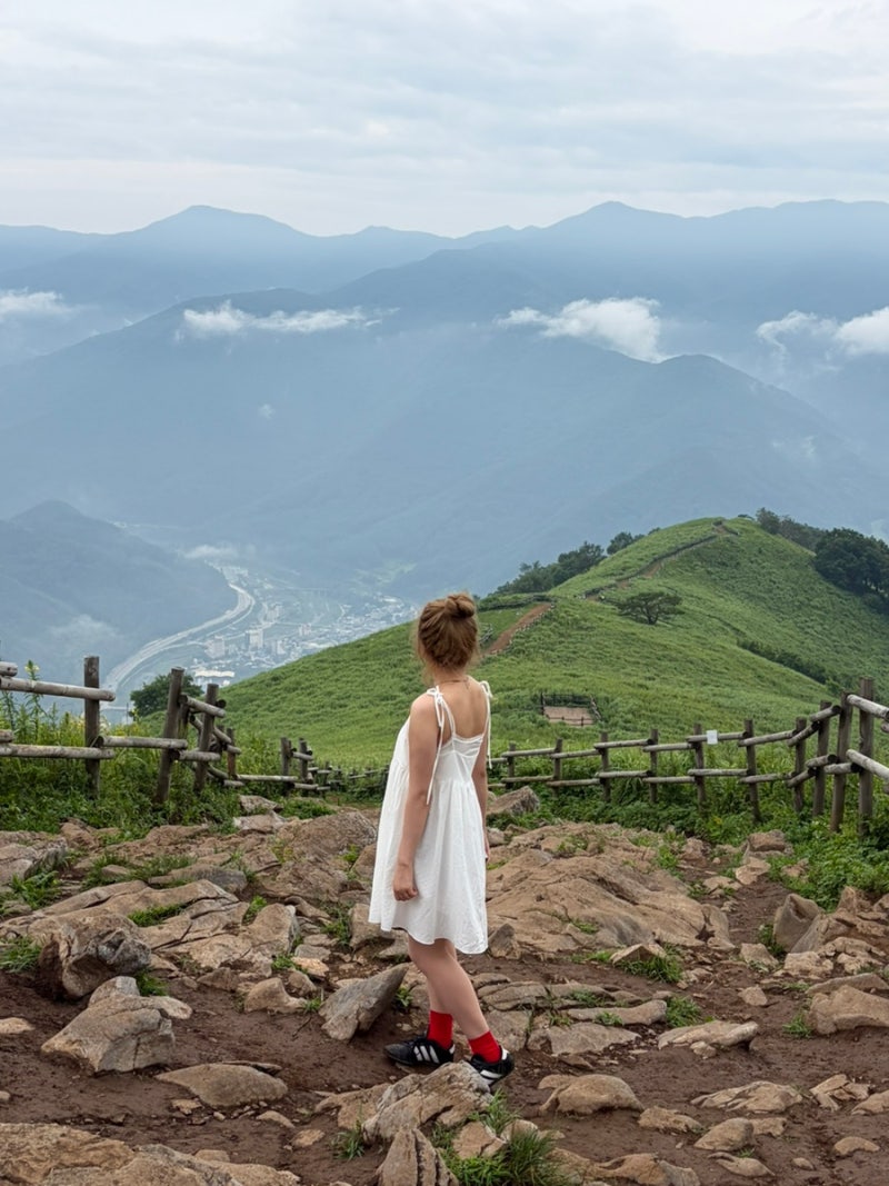 [Taebaek & Jeongseon Trip] Climbing Gangwon-do Jeongseon's 'Mindeungsan,' known as the Switzerland of Korea, with family in flip-flops and Crocs...