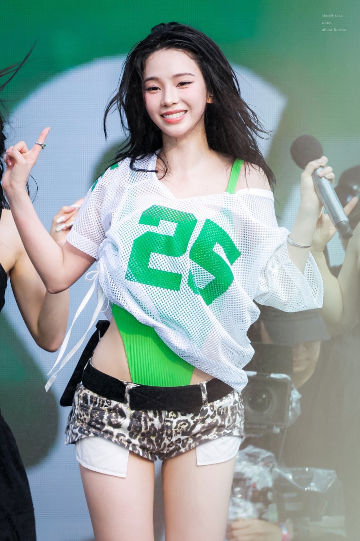 너무 짧은 거 아니냐는... 카리나 <b>워터밤</b> 핫팬츠 패션