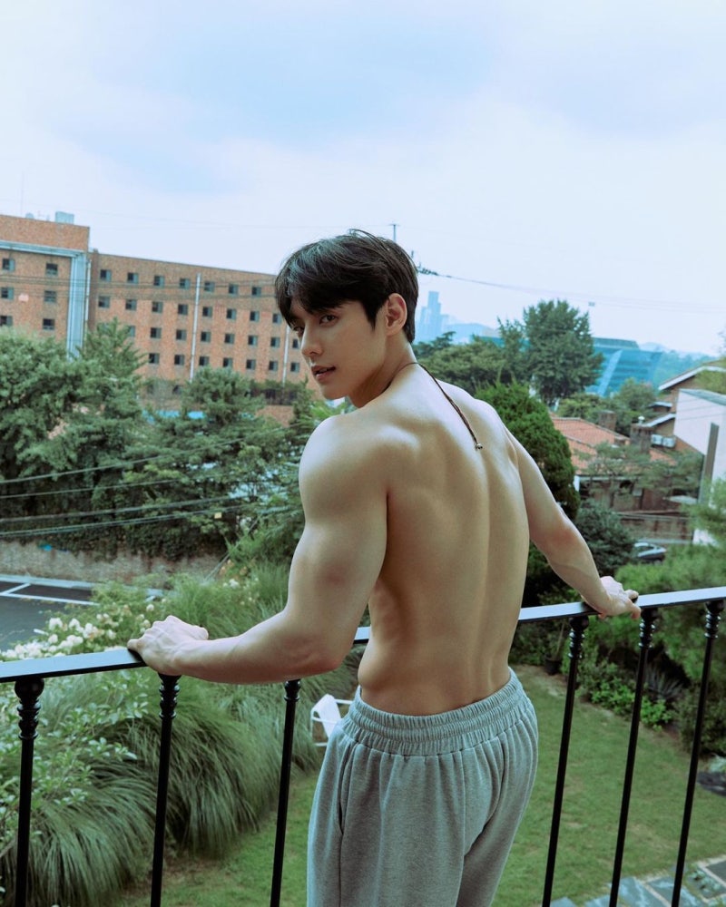 상의 벗은 순간 킨텍스가 뒤집혔다, 이민혁이 4년 연속 워터밤에 불려가는 진짜 이유
