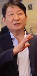 권영진은 왜 멱살을 잡았을까? 글씨체로 본 그의 기질