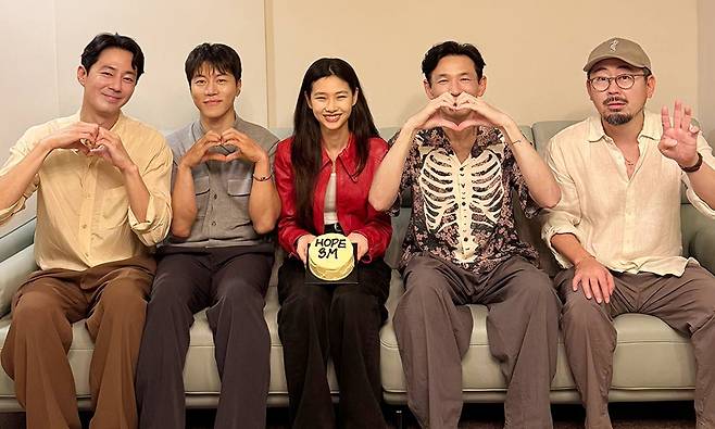 '<b>호프</b>', 결국 <b>300만 돌파</b>…무서운 입소문, 10일 연속 1위 저력