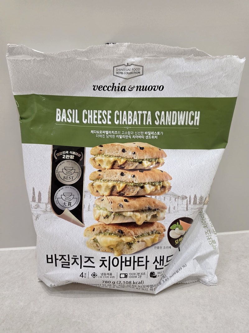 트레이더스 냉동 내돈내산 바질치즈 치아바타 샌드위치 에프 vs 전자레인지 맛 차이는?