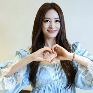 김혜수 레이스 미니 원피스 정보 및 55세 패션 브랜드 정리