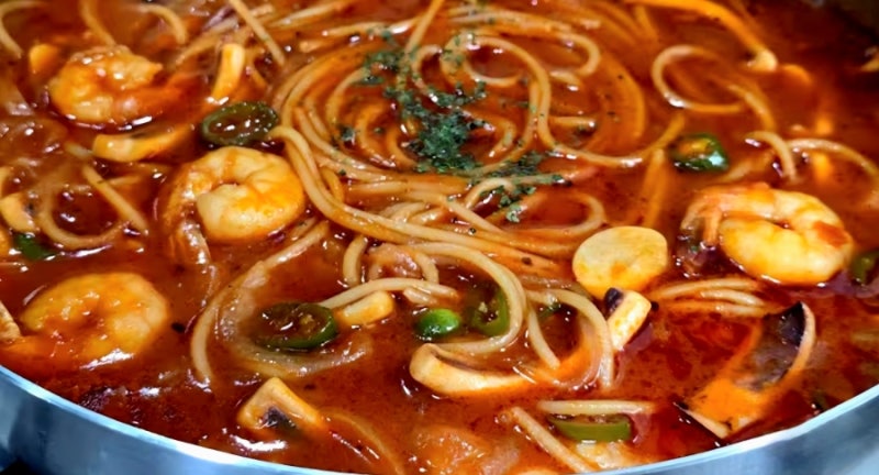 짬뽕 아니에요! 진한 토마토와 칼칼한 고추장이 만나 탄생한 얼큰 해장파스타