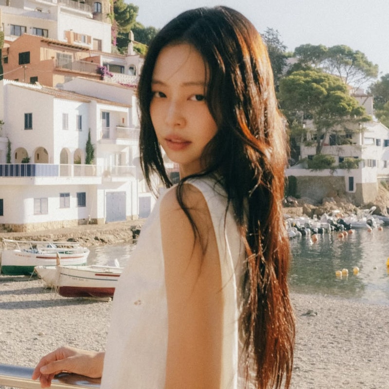 뮤비보다 옷이 더 눈에 띄네? 제니 뮤비 속 아이템 어디 제품일까?