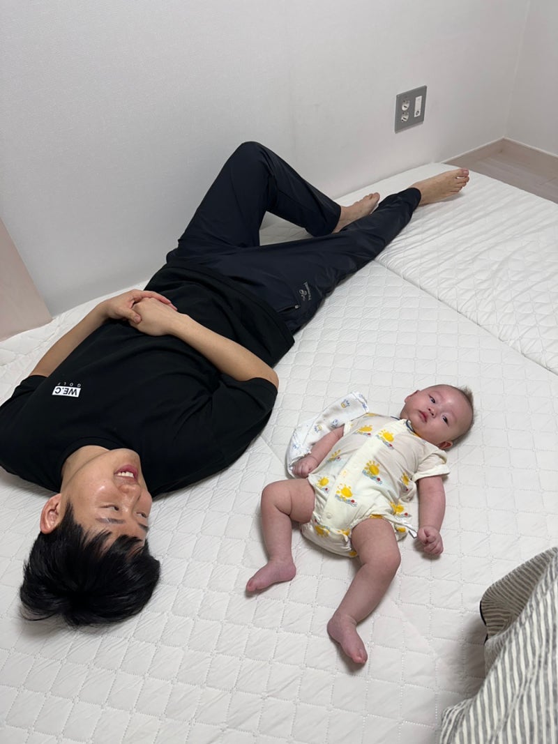 아기와 바닥 생활용으로 선택한 더릭스홈 3단 접이식 매트리스 토퍼 후기