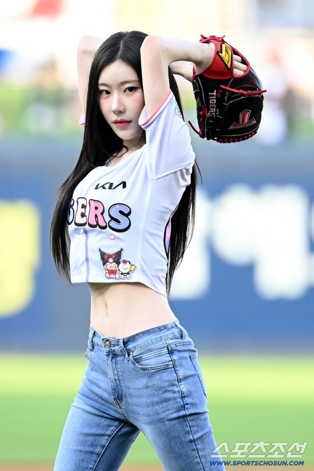 있지 채령 기아 타이거즈 시구 패션! 핏 예쁜 부츠컷 청바지 정보 (+김도영 셀카)