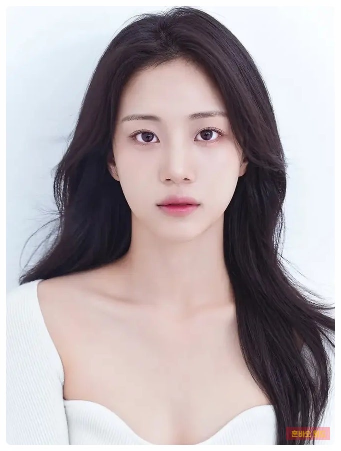 李俊昊與洪華妍宣布正式見面，前後輩演員以奇幻浪漫情侶身份相遇的真正原因