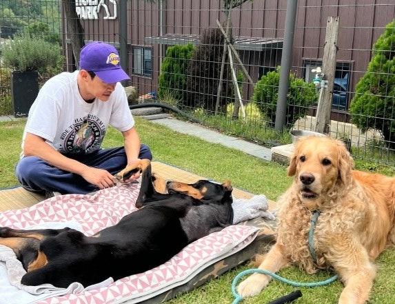 배정남, 반려견 대원이 떠나보냈다,벨 잃은 지 10개월, 짧은 작별 인사 한 줄이 더 오래 남았....
