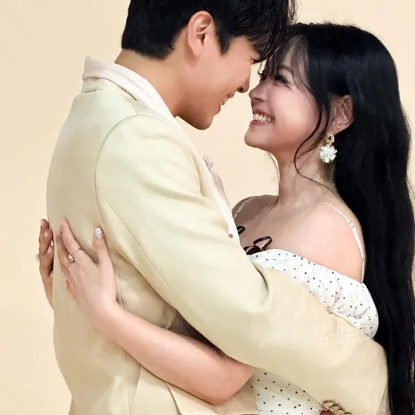 "전남편까지 온집안이 서울대.." 29살까지 혼전순결 지킨 8살연하 연세대 남편과 재혼한 톱여....