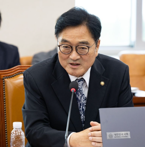 우원식 전 <b>국회의장</b> 배우자 동반 해외출장 논란
