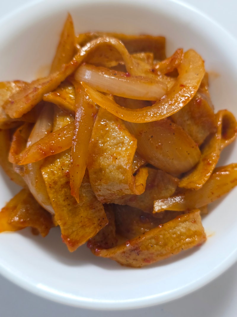 집밥 레시피64 -️ [현실집밥] 매콤달콤 감칠맛 폭발! 양파만 넣어 깔끔한 '빨간 오뎅볶음(어....