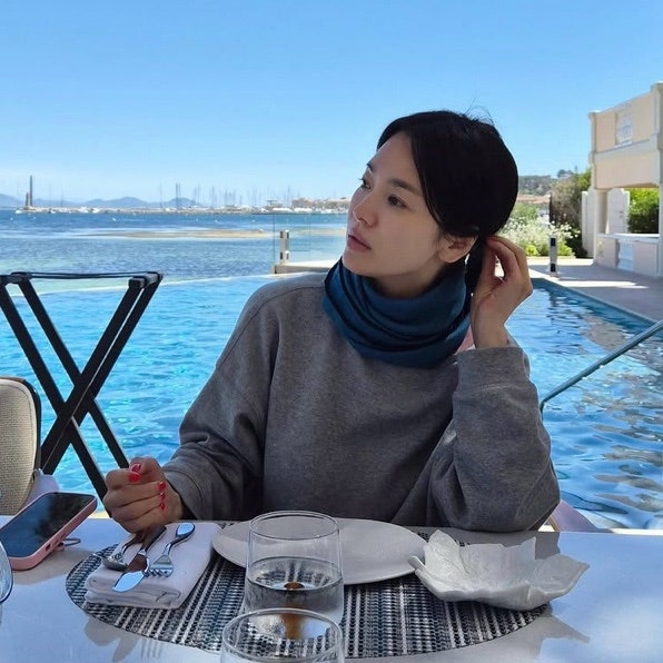 에르메스 즐겨 드는 송혜교도 컬러별로 소장한 9만원대 가방
