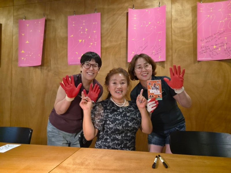 [영화 리뷰] 세상이 덧씌운 틀을 웃어넘기는 강인한 어머니 , 유소영 감독의 다큐멘터리 <공....