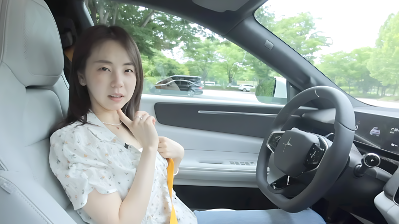 "뒷유리가 없는데 편해요" 안소희가 직접 타보고 놀란 전기차 정체