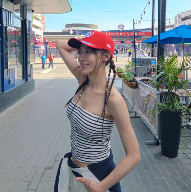 “이 몸매가 48세?” 한국 배우 최초 MLB 시구... 튜브탑 자태로 놀라....