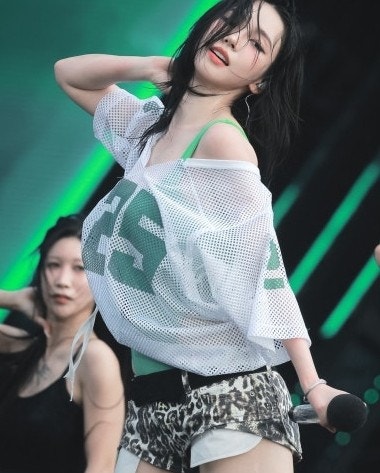 워터밤인데... 너무 꽁꽁 싸매서 호불호 갈린 카리나 여름 코디