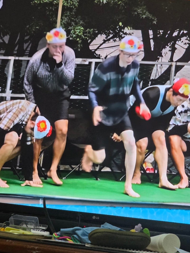 놀면 뭐하니 수영장 물놀이 장면 속 유재석 블루투스 스피커 브랜드 어디 거?