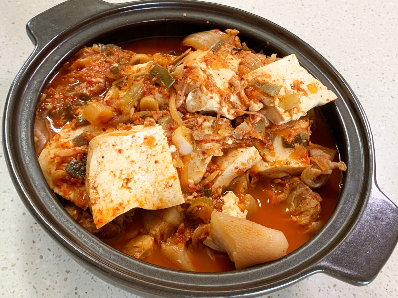 김장김치요리 남은수육활용요리 사태수육김치찌개만들기 돼지고기사태수육을 넣고 만든 김....