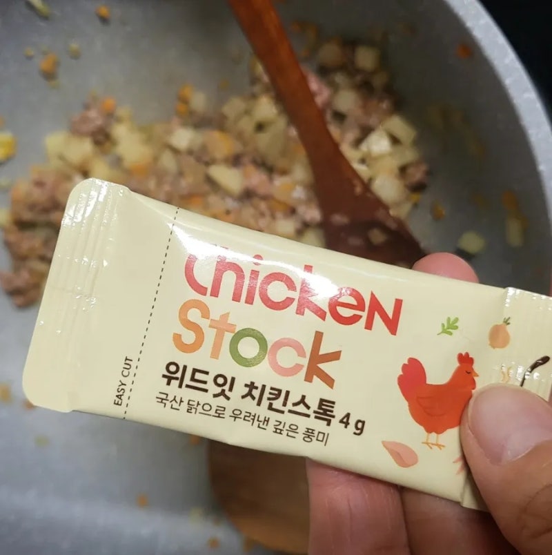 위드잇 치킨스톡을 활용한 간단한 유아식 소고기감자볶음밥은 우리애들 완밥메뉴.