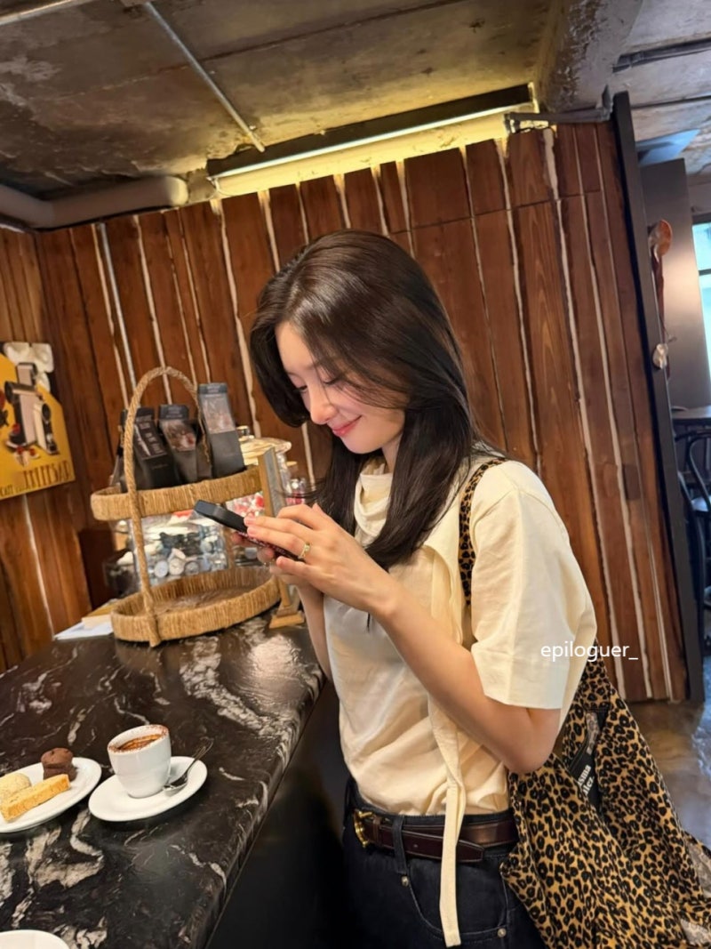 Jung Chae-yeon's 30,000 Won Eco-Bag Revealed, Plus Info on Song Hye-kyo's Leopard Print Bag