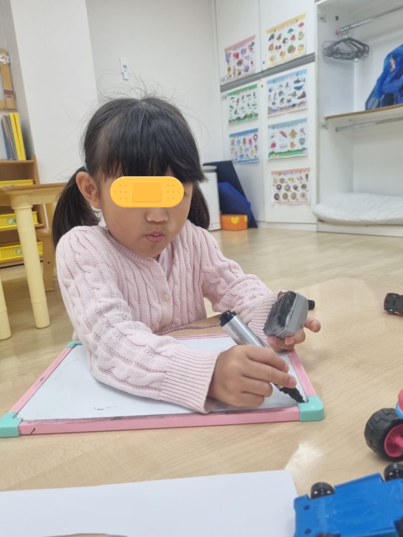 한여름 8월 8일 아기 얼굴 백반증 의심? 피부과 우드등 검사 및 에스트라 크림 정착기