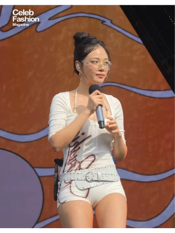 "무릎 꿇고 지퍼 내리는 퍼포먼스로 찢었다"권은비 없는 워터밤 무대 채웠다는 비비 패션