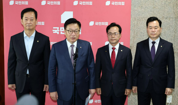 정점식 원내대표의 멱살잡이로 논란… 국민의힘 윤리위 피소 된 권영진 의원, 그는 누구?(프....
