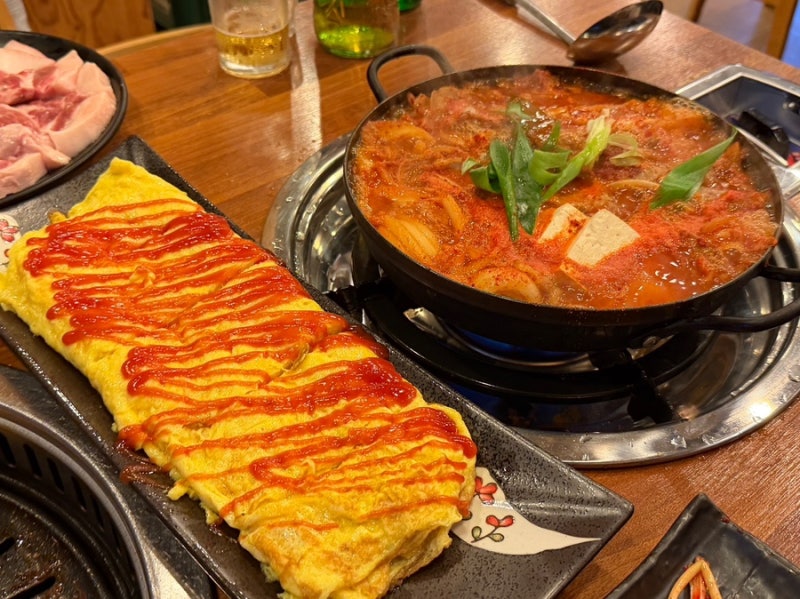 천안 두정동 꼬들살 김치찌개 맛집 ‘장군꼬들살전문점’ | 왕계란말이, 주차장
