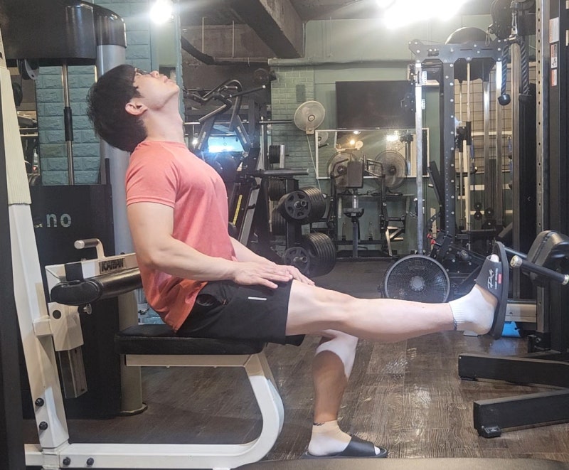 엉덩이부터 다리 뒤쪽까지 저리다면? 좌골신경 압박 원인과 운동법