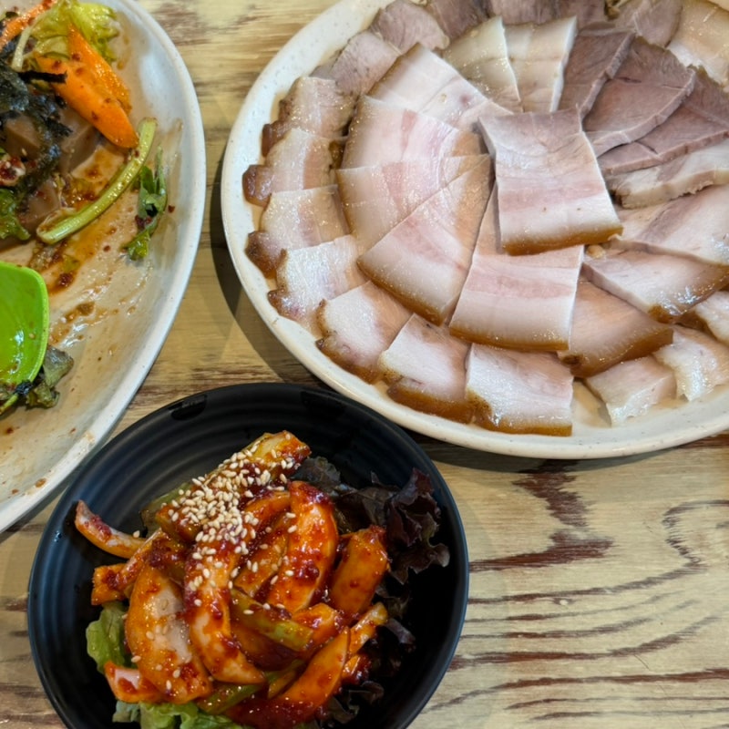 [강릉 여행 맛집] ‘송정해변막국수’ 수육 메밀전병 도토리묵무침 물막국수 후기