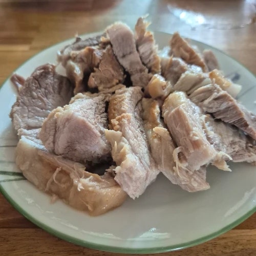압력솥으로 부드럽게! 돼지고기 앞다리살 수육 맛있게 삶는 법