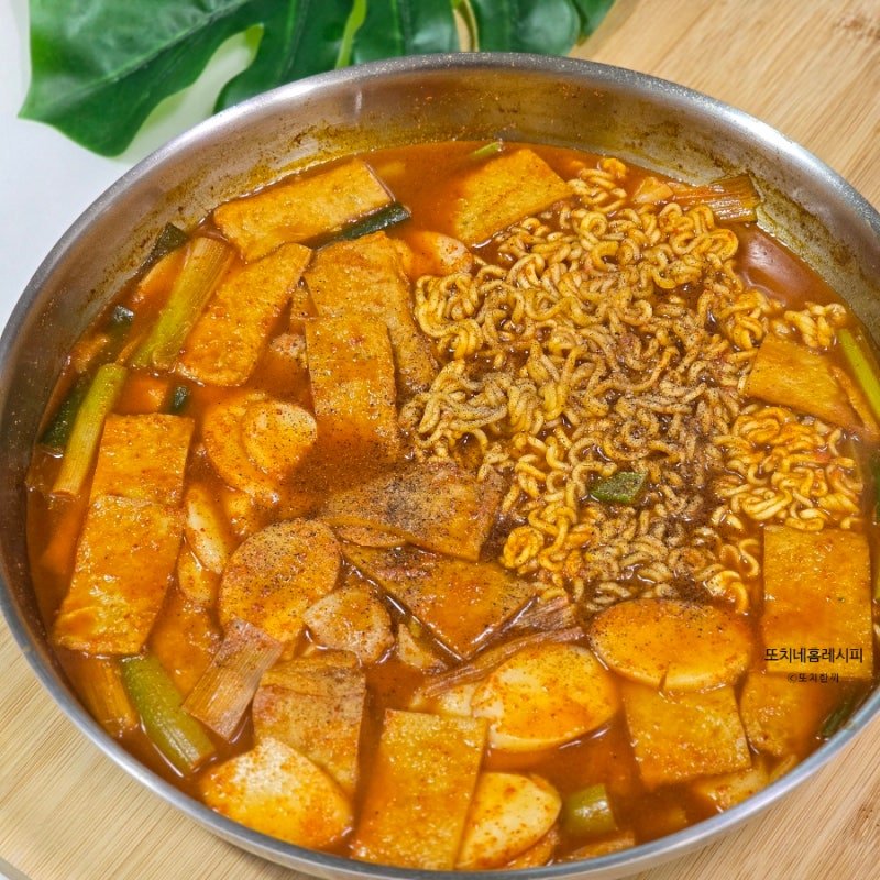 이 날씨엔 무조건 이거! 양념 4개로 끓이는 초간단 냉털 떡국떡 라볶이 황금레시피