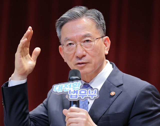 [속보] "정성호 장관 사퇴하나?" 새 술은 새 부대에 의미와, 청와대는 사의 사실 아니다