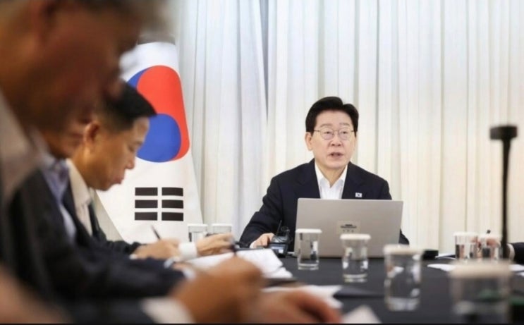 <b>이재명</b> 대통령, <b>브라질 국빈 방문</b> 중 화상 수석·보좌관회의... 