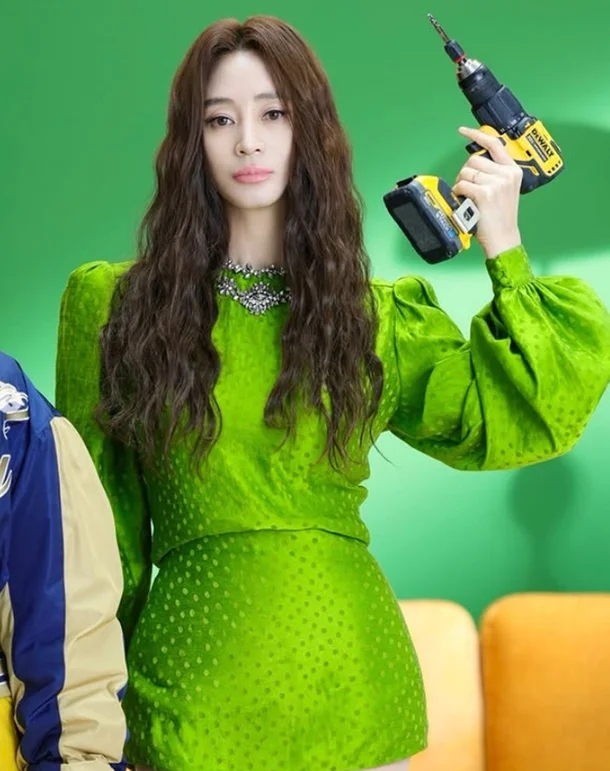 57세가 맞나? 김혜수 무보정 밀착 드레스 '충격 비주얼'…S라인에 팬....
