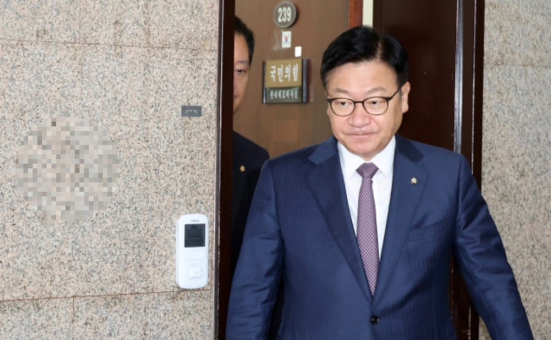 권영진 ‘멱살잡이’ 후폭풍 계속…정점식은 품었지만 징계론은 살아있다