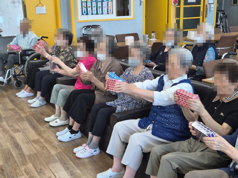 화성시 주간보호센터 종이블럭 신바람체조 프로그램 | 동탄 은빛노인복지센터