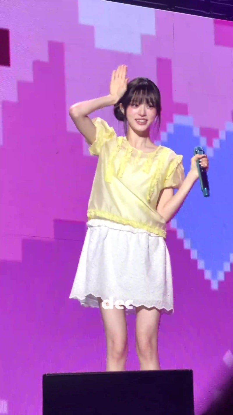 [시눈] 아일릿 도쿄 콘서트 사운드체크 원희 리본 퍼프 티셔츠, 오렌지 체크 스커트 & 민주 프....